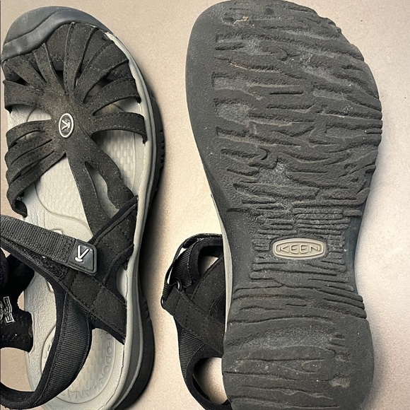 Keen Women's Black Strappy Sandals - Picture 4 of 4